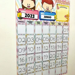 Calendário de parede interativo para o mês de junho de 2023.