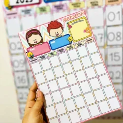 Calendário de parede interativo para educação e organização escolar.