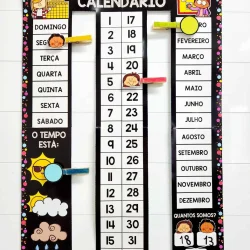 Calendário de parede interativo com cores vibrantes e marcadores de personagens.
