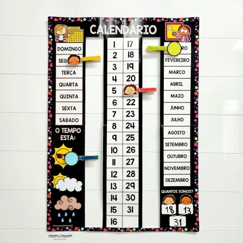 Calendário de parede interativo com cores vibrantes e dias do mês.