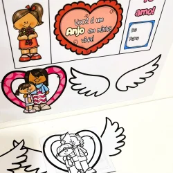 Cartão de Dia das Mães com desenhos de crianças e asas para colar.