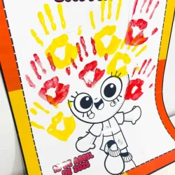 Cartaz infantil com mãos pintadas e personagem Emília de fantoche.