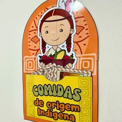 Ilustração de menina com orelhas de coelho segurando frutas e vegetais.