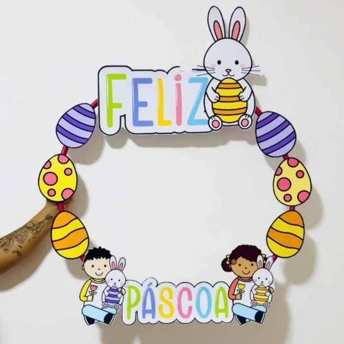 Guirlanda decorativa de Páscoa com coelhinhos e ovos coloridos.