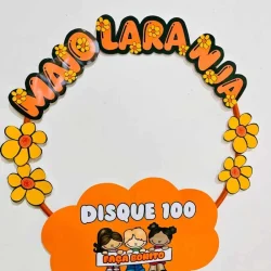 Guirlanda de flores amarelas com nome Maio Laranja para decoração.