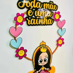 Decoração de bambolê com mensagem para mães, flores e personagem de desenho animado.