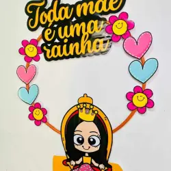 Decoração de parede com frase e boneca de papel com coroa.