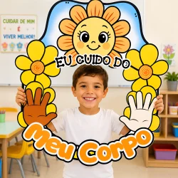 Criança segurando quadro decorativo com sol e mãos coloridas.