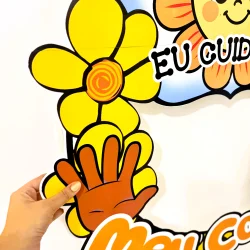 Decoração infantil com flor, sol e personagem sorridente para Bambolê.