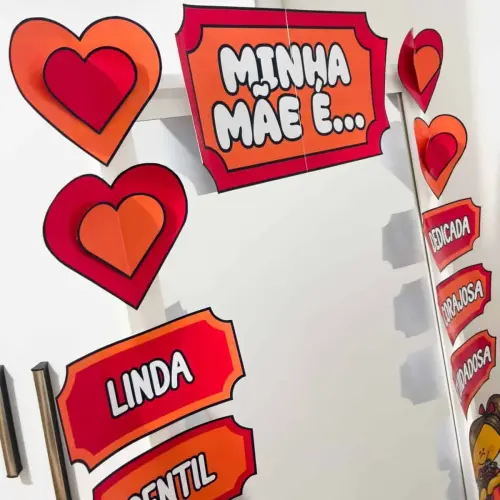 Decoração de Dia das Mães com corações e mensagens de amor.