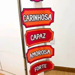 Palavras positivas para mães: carinhosa, capaz, amorosa, forte.