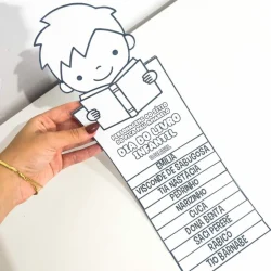 Personagem de desenho animado segurando lista de nomes de personagens.