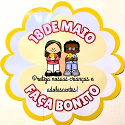 Imagem de crianças com mensagem de conscientização do Maio Laranja.