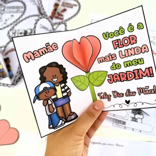 Cartão de Dia das Mães com desenho de flor e mensagem de amor.