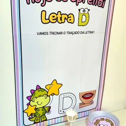 Atividade educativa com a letra D para crianças, com personagem de dinossauro e espaço para traçar a.