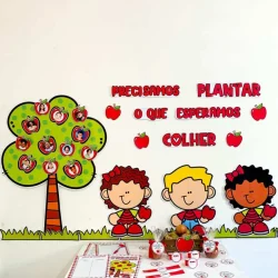 Crianças aprendendo sobre plantio e colheita com decoração educativa.
