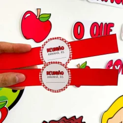 Cartaz de reunião escolar com maçã, crianças e atividades.