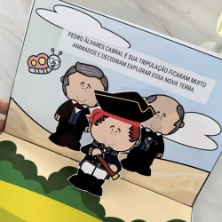 Livro 3D com personagens sobre o descobrimento do Brasil.
