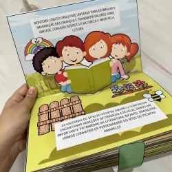 Livro infantil 3D do Sítio do Picapau Amarelo com personagens coloridos.