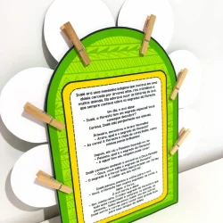 Luva de papel com texto sobre a floresta e cultura indígena.