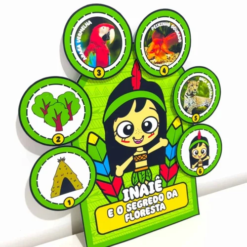 Personagem Inaiê com elementos da floresta e animais coloridos.
