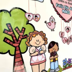 Painel decorativo com tema do Dia das Mães e desenhos infantis coloridos.