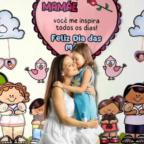 Mãe e filha se abraçando em homenagem ao Dia das Mães.