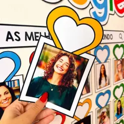 Painel com fotos de mães e coração de papel colorido.