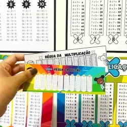 Material escolar com régua de multiplicação e divisão para crianças.