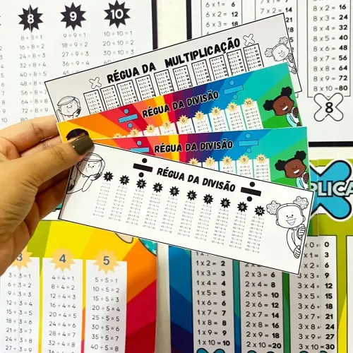 Cartões educativos de multiplicação e divisão para crianças.