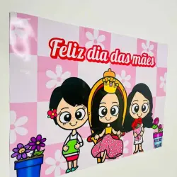 Painel comemorativo do Dia das Mães com personagens infantis e flores.