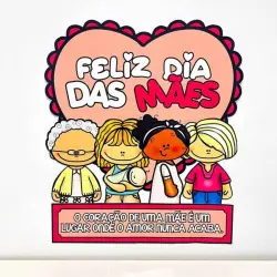 Painel comemorativo do Dia das Mães com desenhos de crianças e mensagem de amor.
