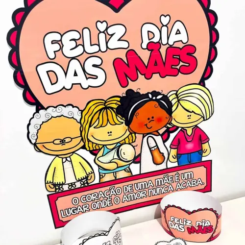 Painel comemorativo do Dia das Mães com desenho de crianças e coração.