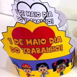 Cartaz colorido comemorando o Dia do Trabalho com personagens infantis.