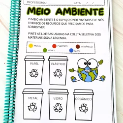 Atividades educativas sobre meio ambiente com lixeiras de reciclagem.