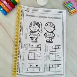 Atividade educativa com numerais e material dourado para crianças.