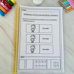 Atividade educativa com numerais e material dourado para crianças.