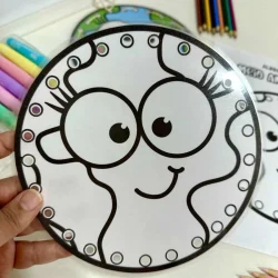 Relógio de papel com desenho de polvo para atividades educativas ambientais.