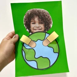 Atividade infantil com foto de criança e planeta Terra de papel.