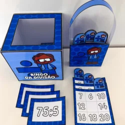 Jogo de bingo com números e divisão para crianças.