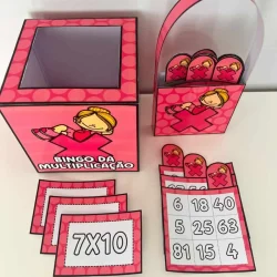 Jogo de bingo de multiplicação para crianças, com cartas e fichas educativas.