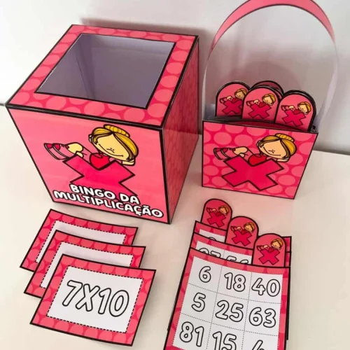 Jogo de cartas e fichas para aprender multiplicação de forma divertida.