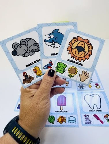 Cartas de rimas com animais, objetos e ações para crianças.