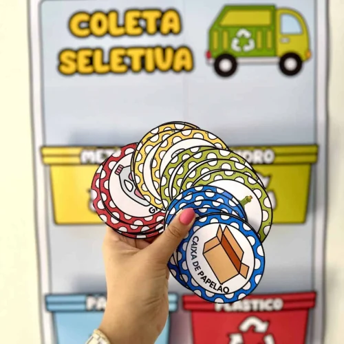 Símbolos de reciclagem e coleta seletiva em cartaz educativo.