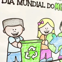 Crianças segurando símbolo de reciclagem e planeta Terra.