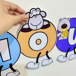Cenourinha das Vogais com personagem de ovelha e urso.