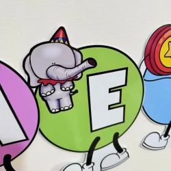 Cenourinha das Vogais com Elefante, personagem de material escolar colorido.