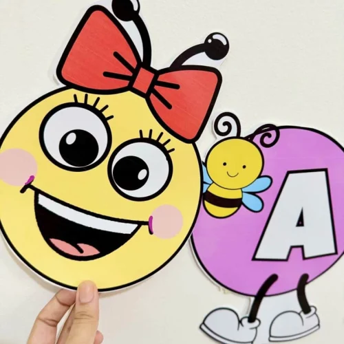 Personagem de cenourinha com abelha e letra A para educação infantil.