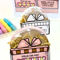 Cestinha decorativa de Dia das Mães com presente e laço rosa.