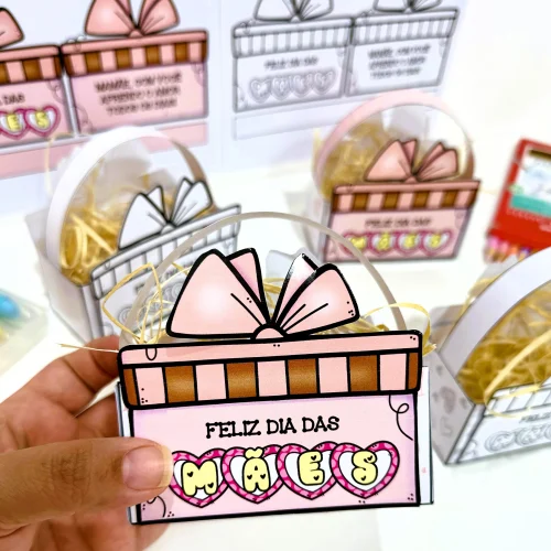 Lembrancinha de Dia das Mães com caixa decorativa e laço rosa.